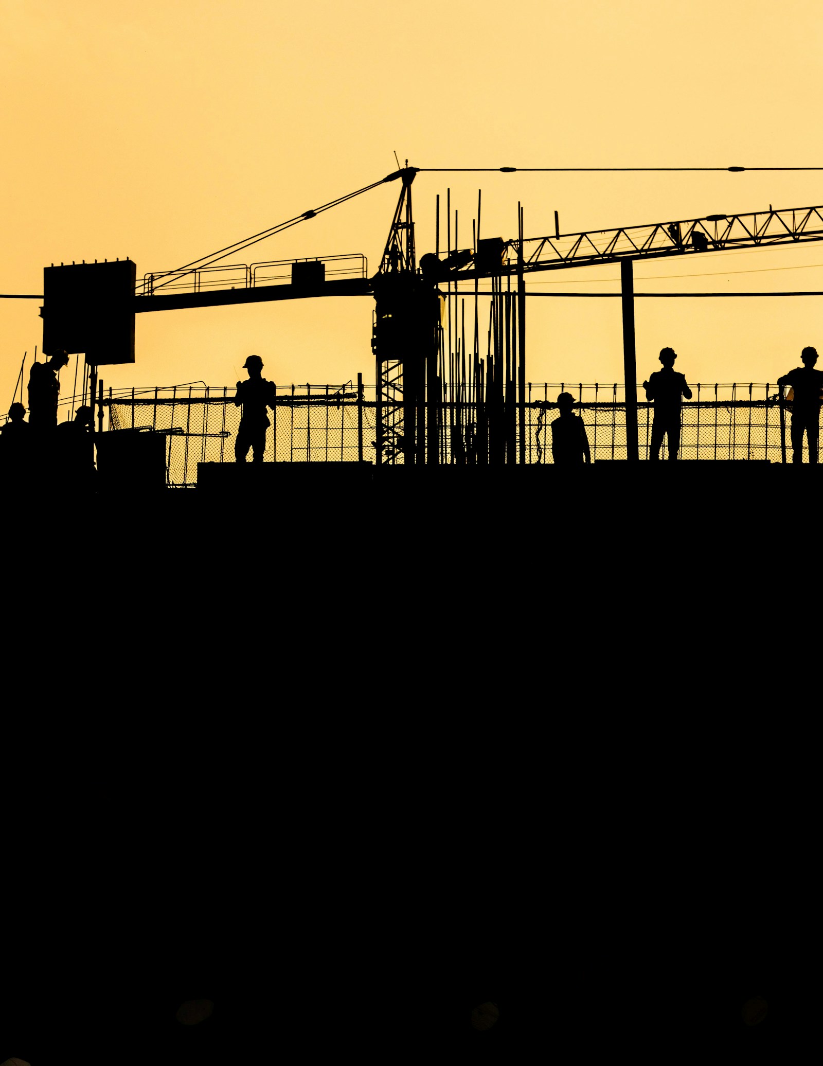 Obra de construcción de torre residencial en hora dorada