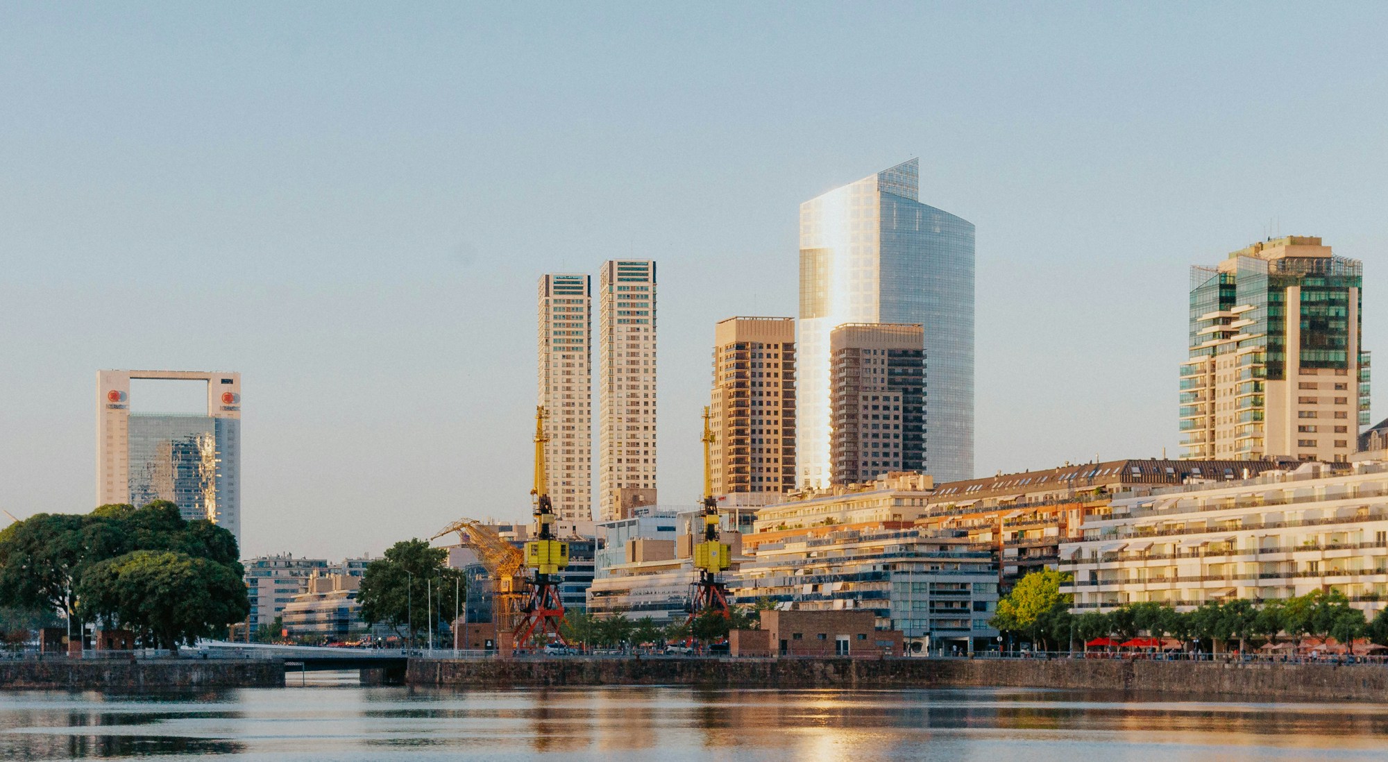 Torres residenciales modernas de Buenos Aires al amanecer